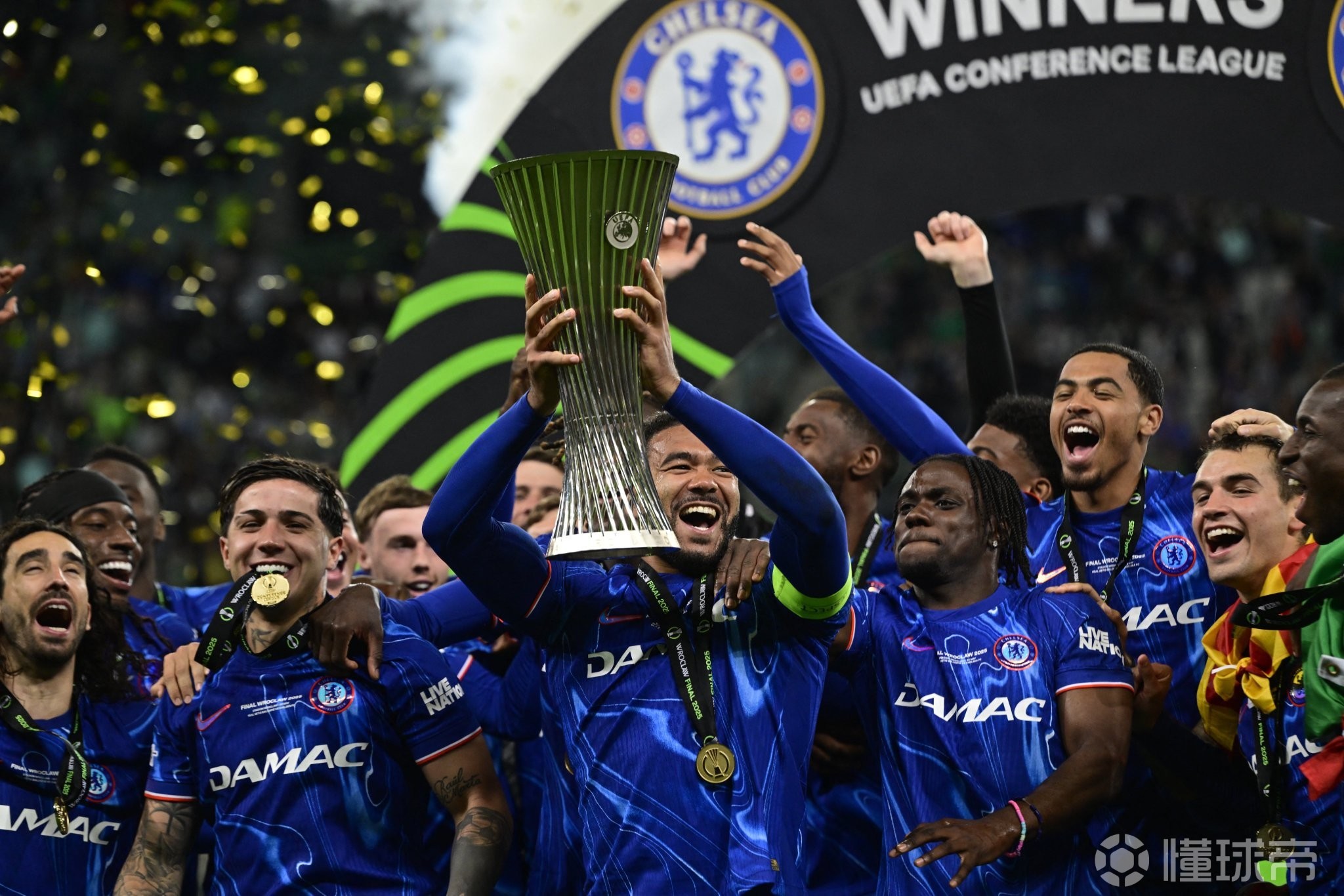 爱游戏官网-皇家社会训练开放日，关键时刻防线松动引欢呼，欧冠在即，团队化学反应显著(中学生社会实践感悟50字)